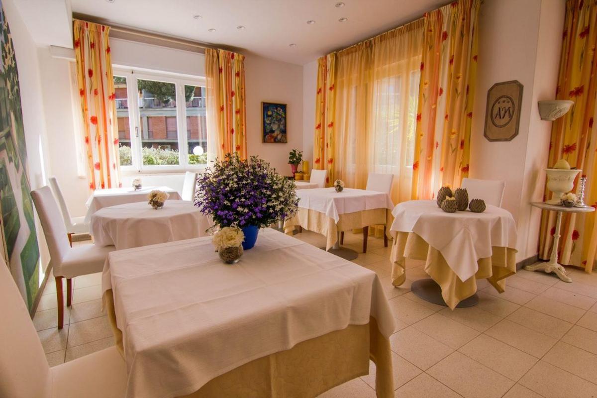Hotel Mirella Кастильоне-делла-Пеская Экстерьер фото
